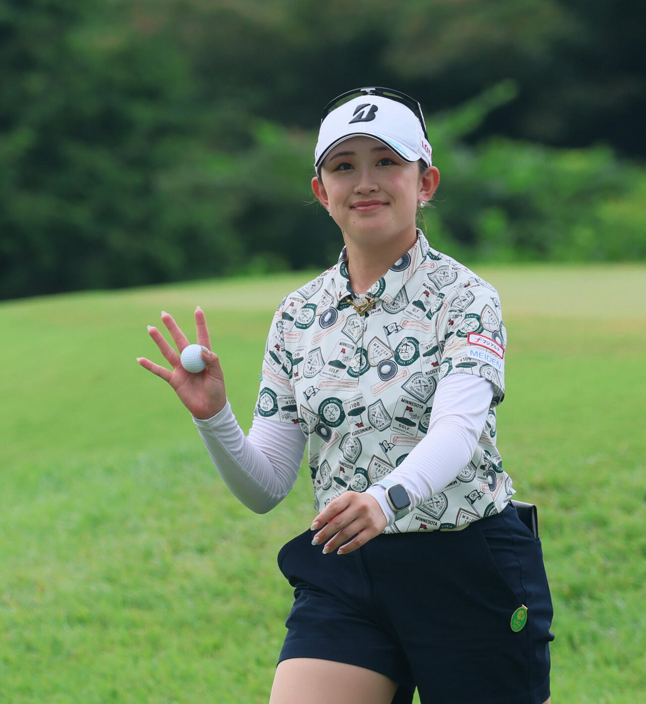 12番、笑顔で手を振る加藤麗奈（撮影・水谷安孝）