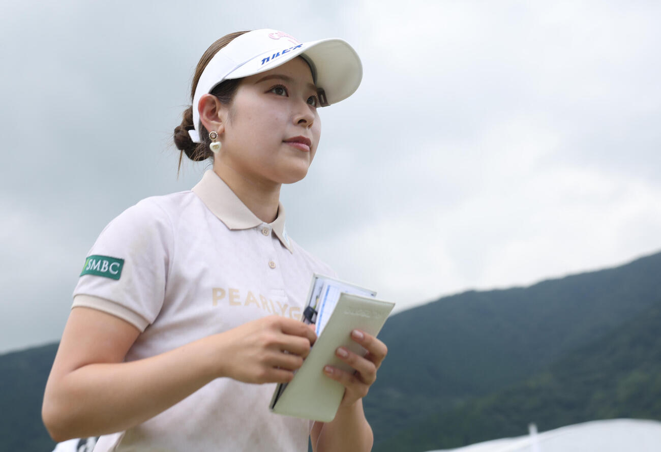 18番、首位タイでホールアウトしグリーンをあとにする吉田鈴（撮影・水谷安孝）