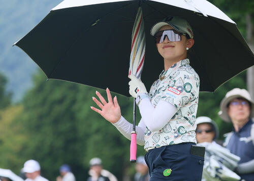 5番、笑顔で手を振る加藤麗奈(撮影・水谷安孝)