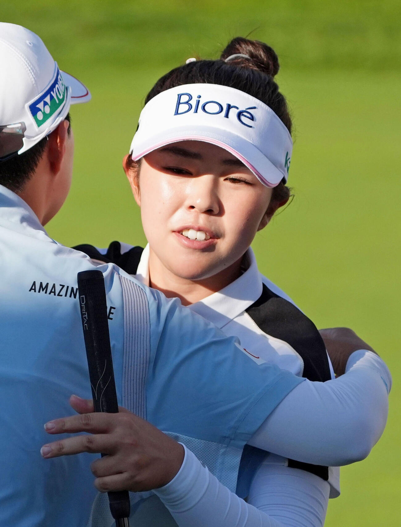 第2ラウンド、ホールアウトする山下美夢有。通算14アンダーで首位＝ロイヤル・メイフェアGC（共同）