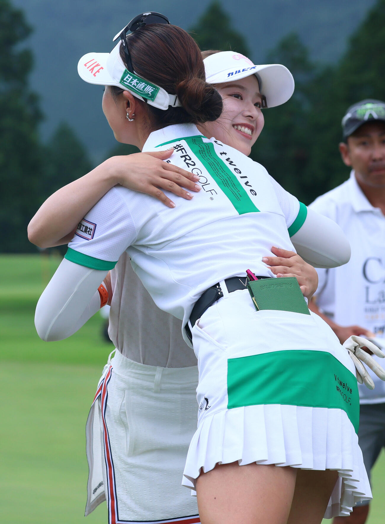 18番、首位タイでフィニッシュし藤田かれんとハグする吉田鈴（撮影・水谷安孝）