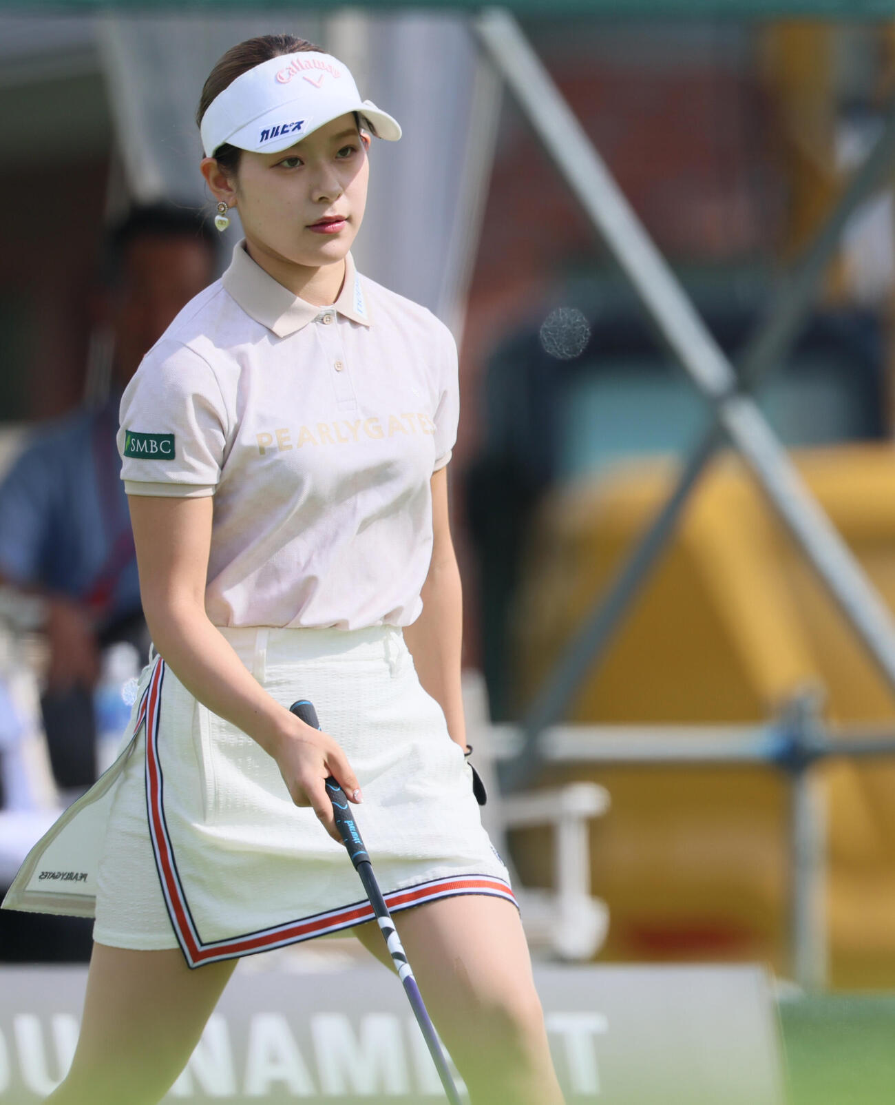 1番、ティーショットに向かう吉田鈴（撮影・水谷安孝）