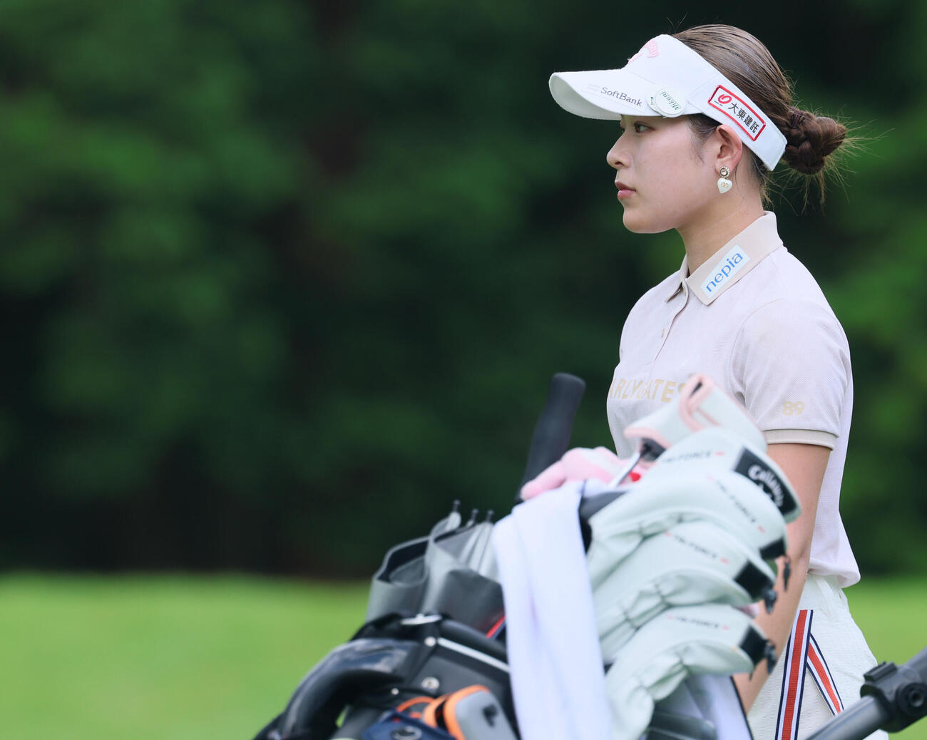 12番、グリーンへ向かう吉田鈴（撮影・水谷安孝）