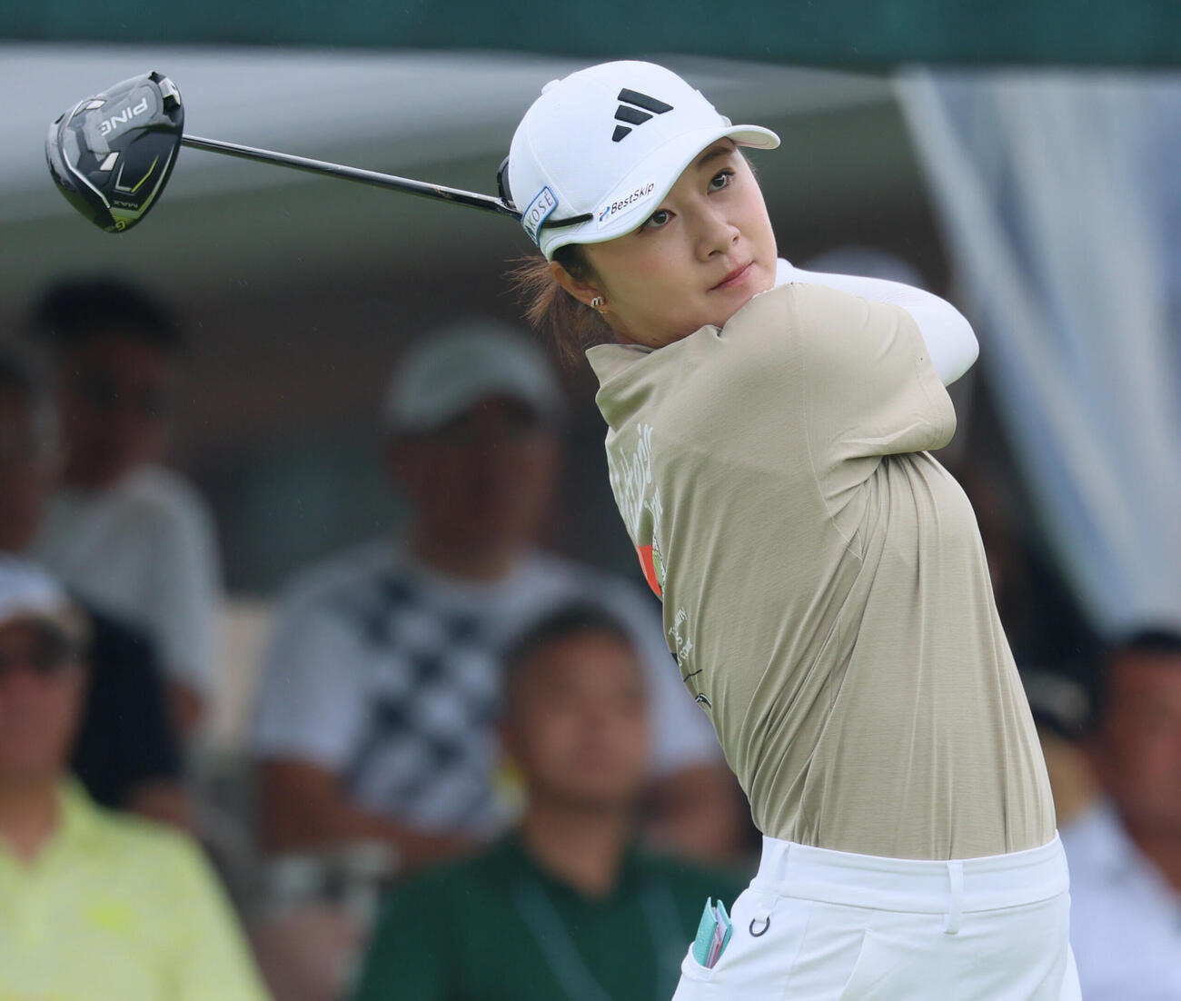 1番、ティーショットを放つ森田遥（撮影・水谷安孝）