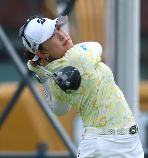 1番、ティーショットを放つ加藤麗奈(撮影・水谷安孝)