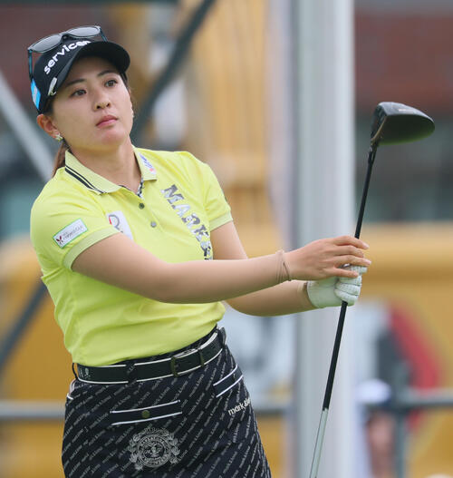 1番、ティーショットの行方を確認する永井花奈(撮影・水谷安孝)