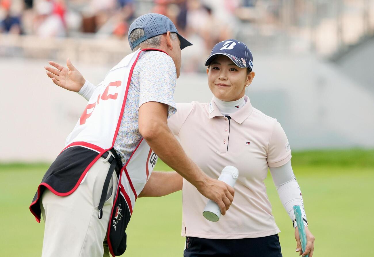 第3ラウンド、ホールアウトする吉田優利。通算13アンダーで2位（共同）