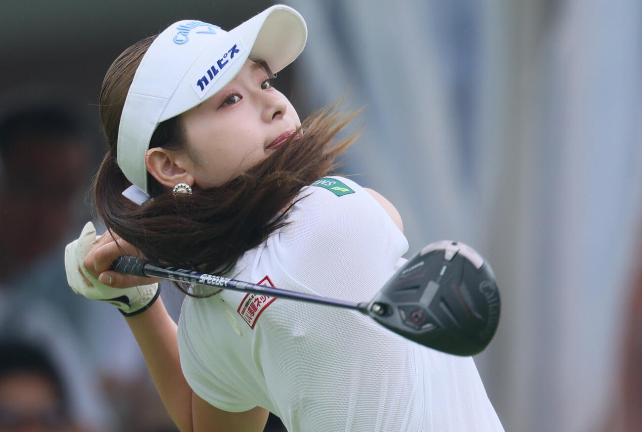 1番、ティーショットを放つ吉田鈴（撮影・水谷安孝）