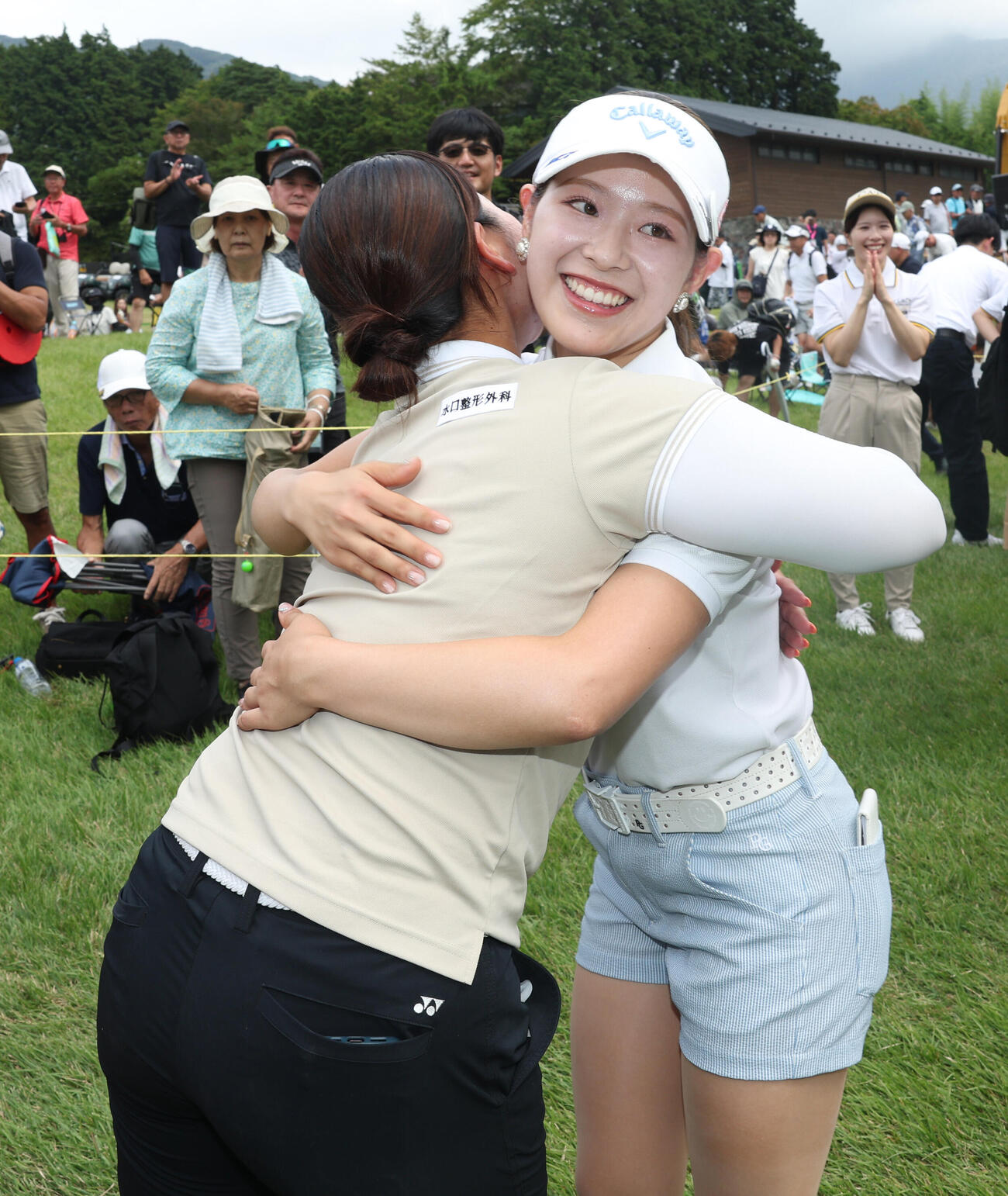 18番、2度目の優勝を決め仲間とハクする吉田鈴（撮影・水谷安孝）