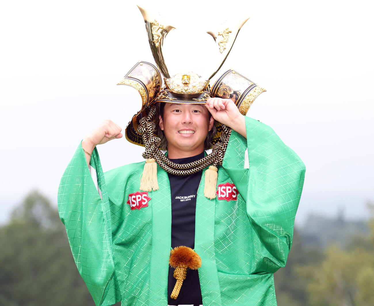 最終日　初優勝の平本世中は、優勝兜をかぶりグリーン羽織姿でガッツポーズ（撮影・浅見桂子）