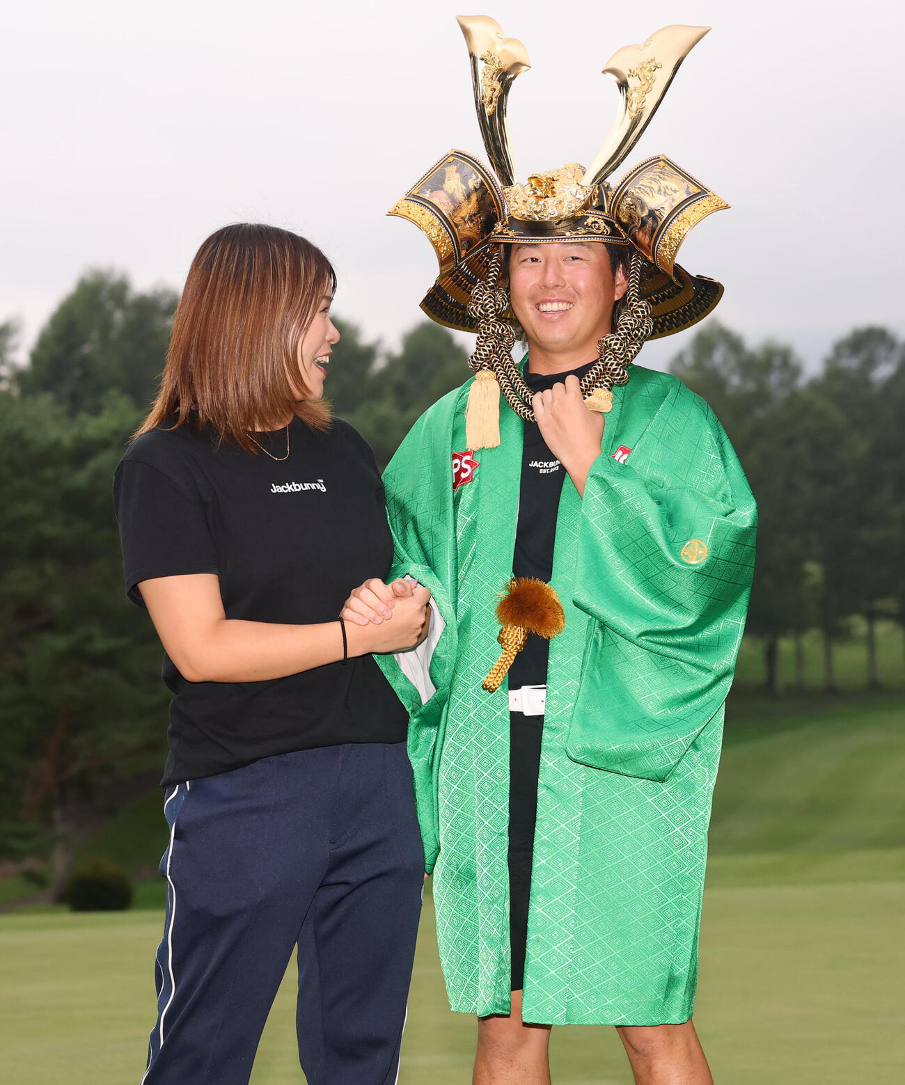 最終日　初優勝の平本世中（右）は、未樹夫人と笑顔で握手（撮影・浅見桂子）