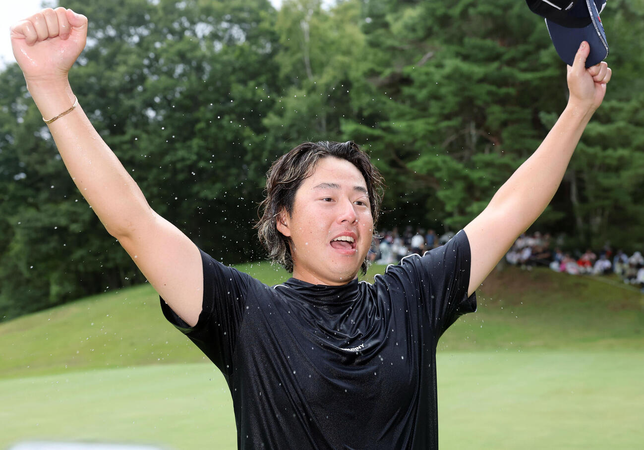 最終日　初優勝の平本世中は、水を飛ばしながらガッツポーズ（撮影・浅見桂子）