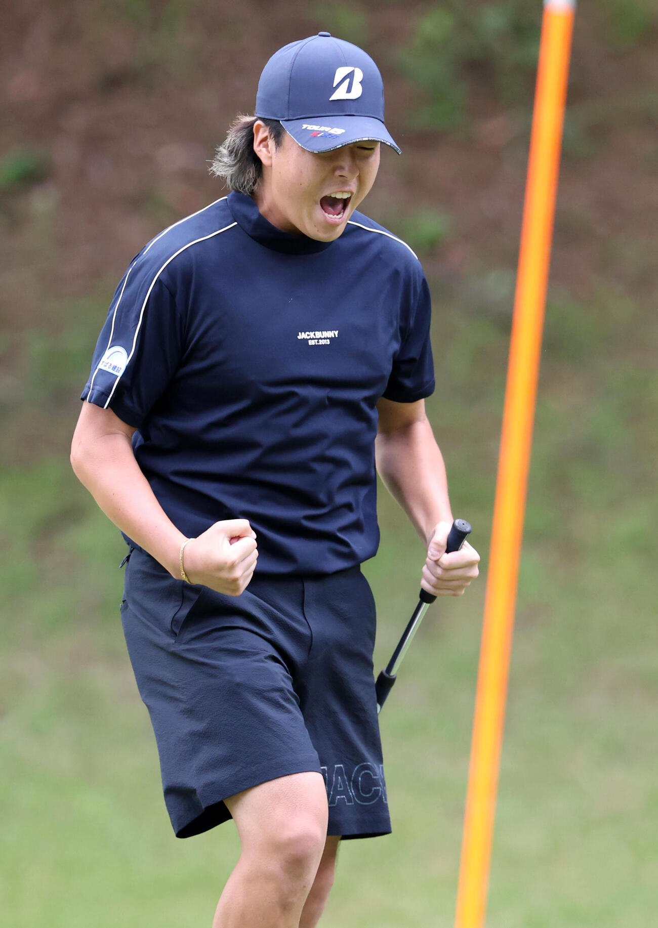 最終日　18番、バーディーパットで優勝を決めガッツポーズする平本世中（撮影・浅見桂子）