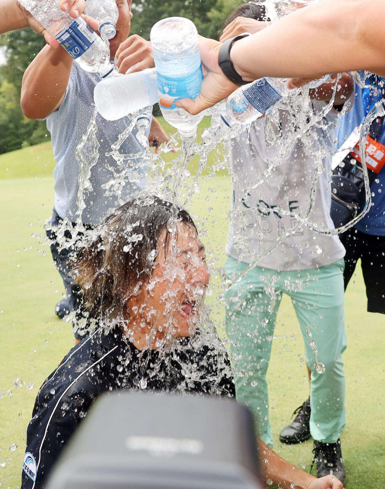 最終日　初優勝の平本世中は、水シャワーの祝福を受ける（撮影・浅見桂子）