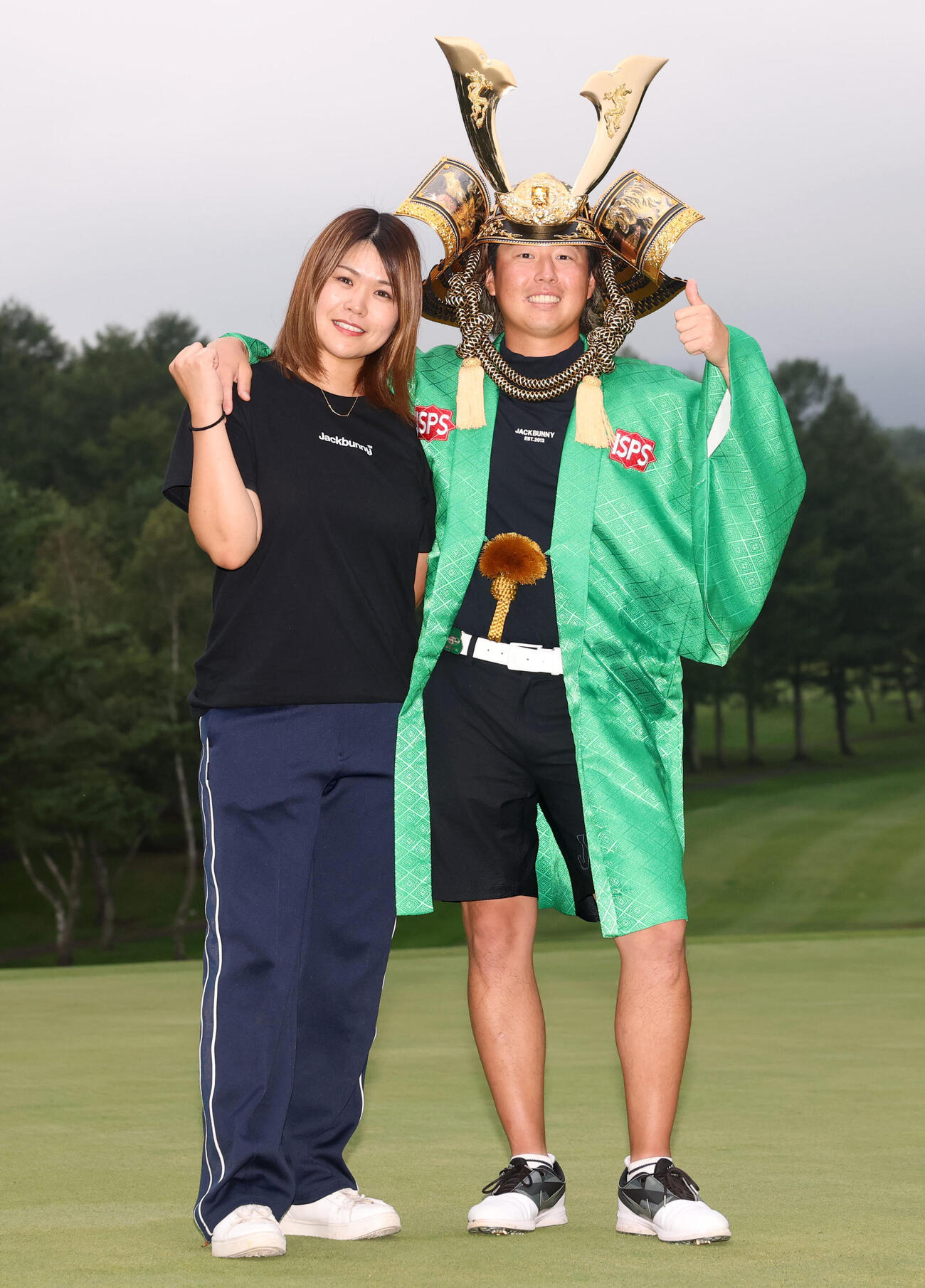 最終日　初優勝を決めた平本世中（右）は未樹夫人と笑顔で記念撮影（撮影・浅見桂子）