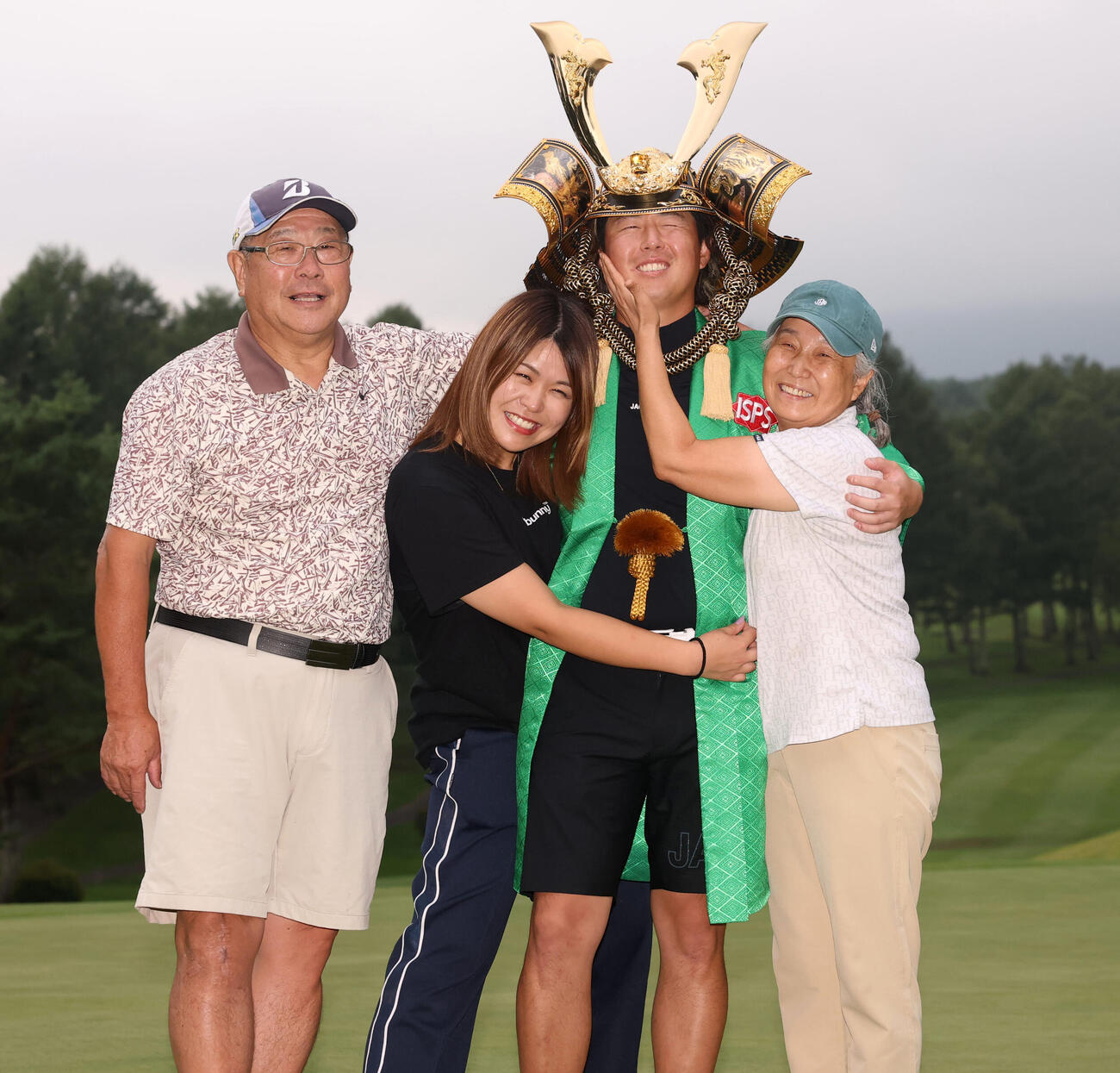 最終日　初優勝の平本世中（右から2人目）は、父の徳秀さん（左）、母の崔銀姫さん（右）と未樹夫人に抱擁され笑顔で記念撮影（撮影・浅見桂子）