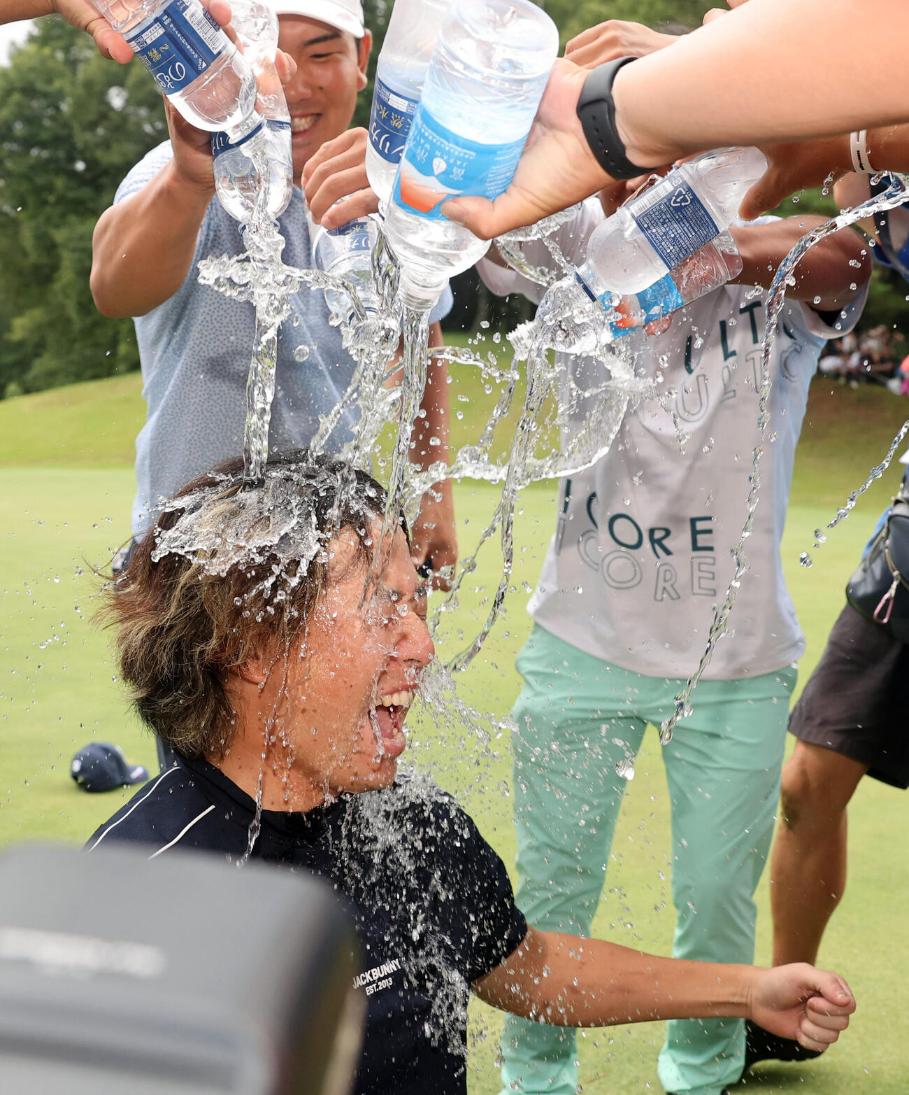 最終日　初優勝の平本世中は、水シャワーの祝福を受ける（撮影・浅見桂子）