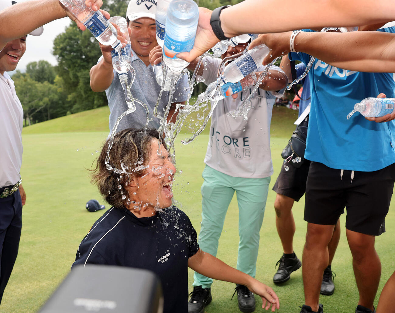 最終日　初優勝の平本世中は、水シャワーの祝福を受ける（撮影・浅見桂子）