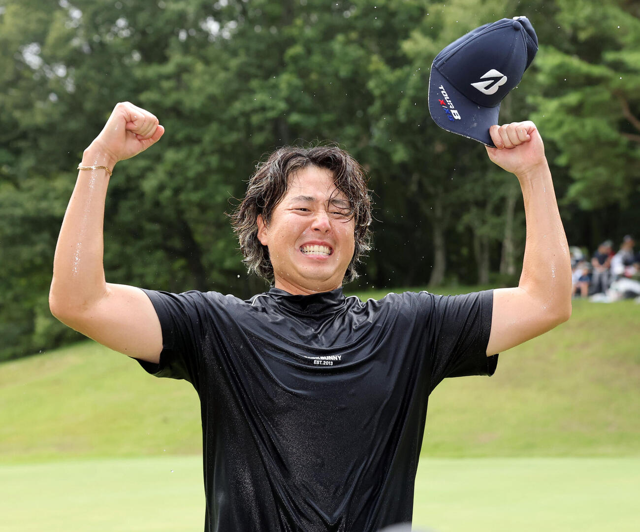 最終日　初優勝の平本世中は、水を飛ばしながらガッツポーズ（撮影・浅見桂子）
