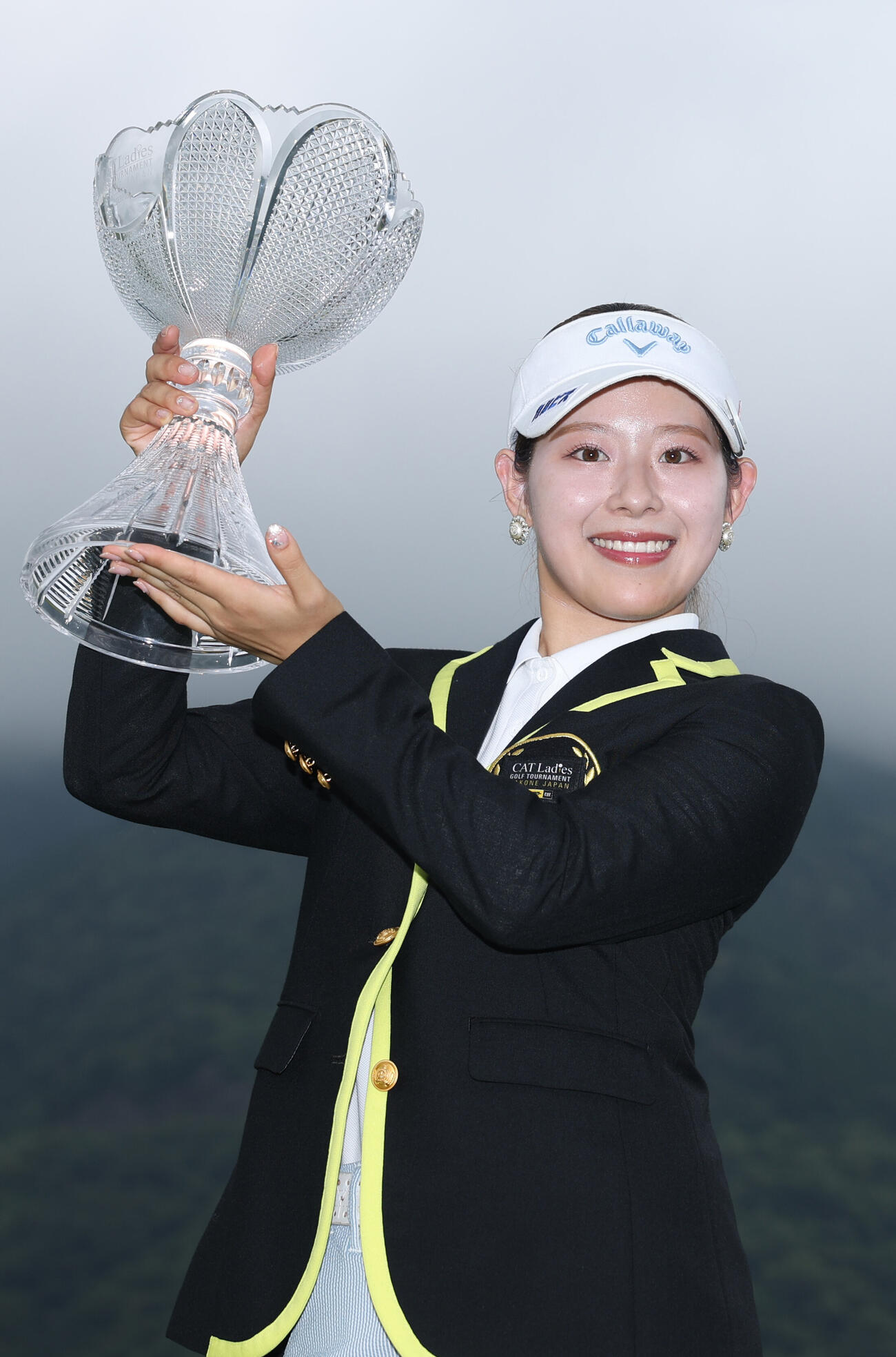 18番、2度目の優勝を決めトロフィーを手に笑顔を見せる吉田鈴（撮影・水谷安孝）
