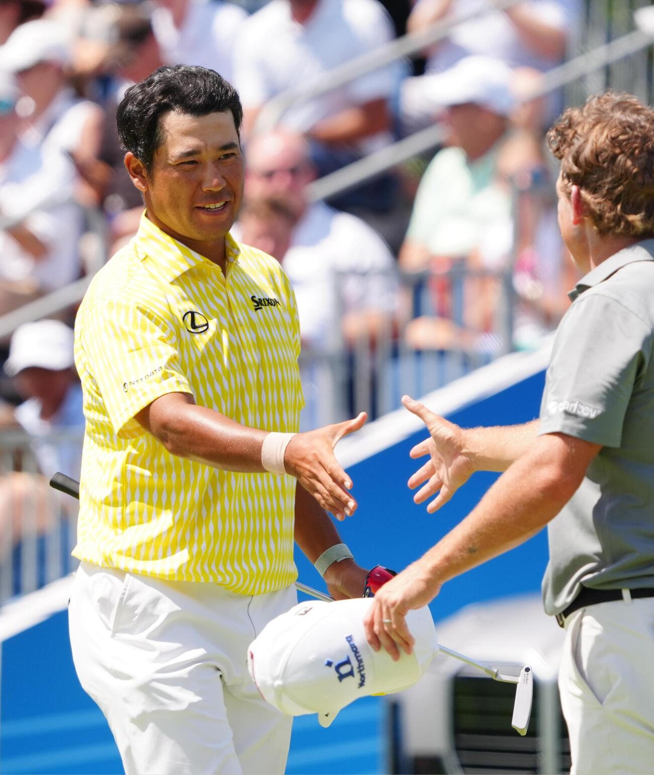 最終ラウンド、ホールアウトする松山英樹。通算3アンダーで28位＝ベルリーブCC（共同）