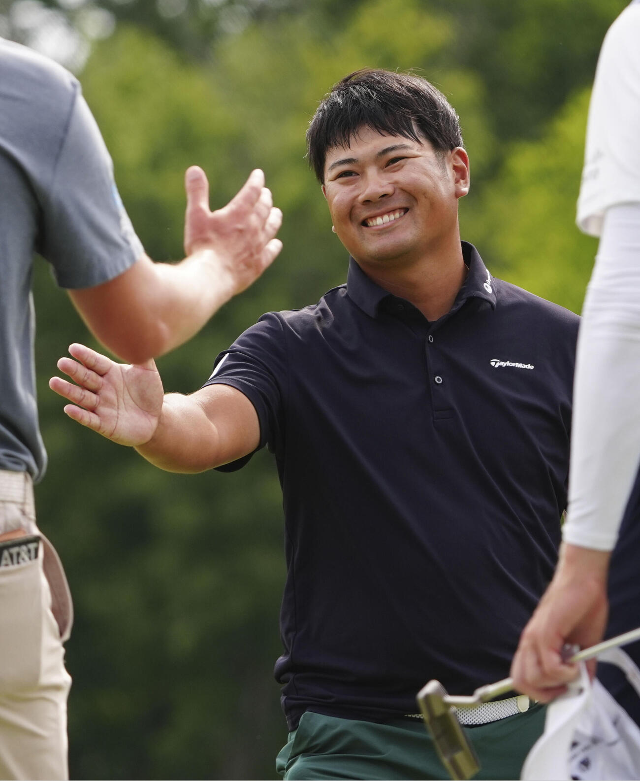 最終ラウンド、笑顔でホールアウトする久常涼。通算7アンダーで12位＝ベルリーブCC（共同）