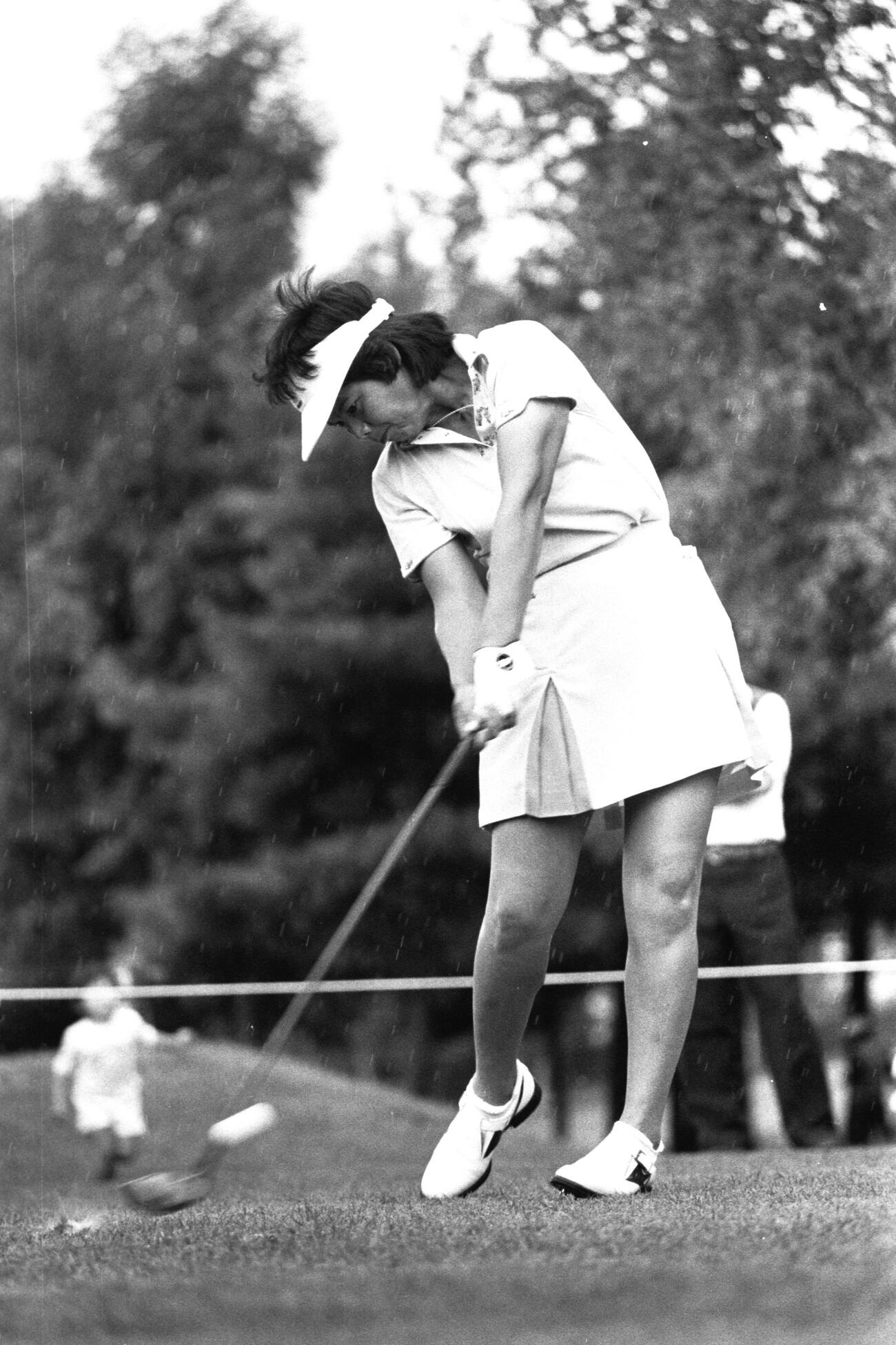 84年、ショットを放つ現役時代の岡本綾子さん