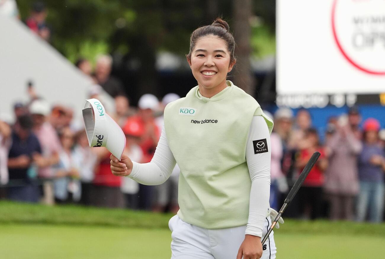 ゴルフのCPKC女子オープン最終ラウンド、ウイニングパットを決め笑顔の山下美夢有。米ツアー4勝目を挙げた（共同）