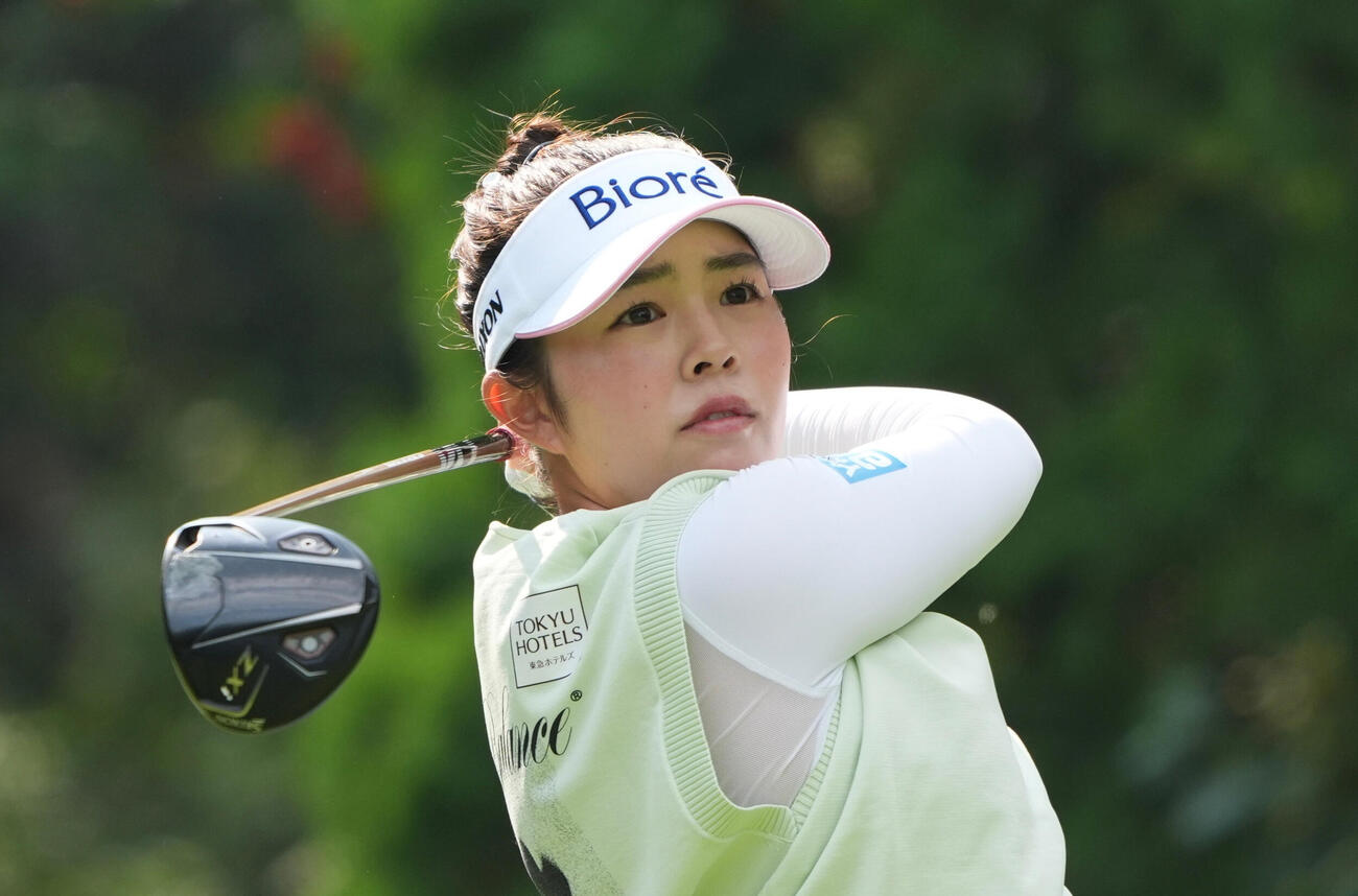 最終ラウンド、4番でティーショットを放つ山下美夢有。通算23アンダーで今季2勝目を挙げた＝ロイヤル・メイフェアGC（共同）