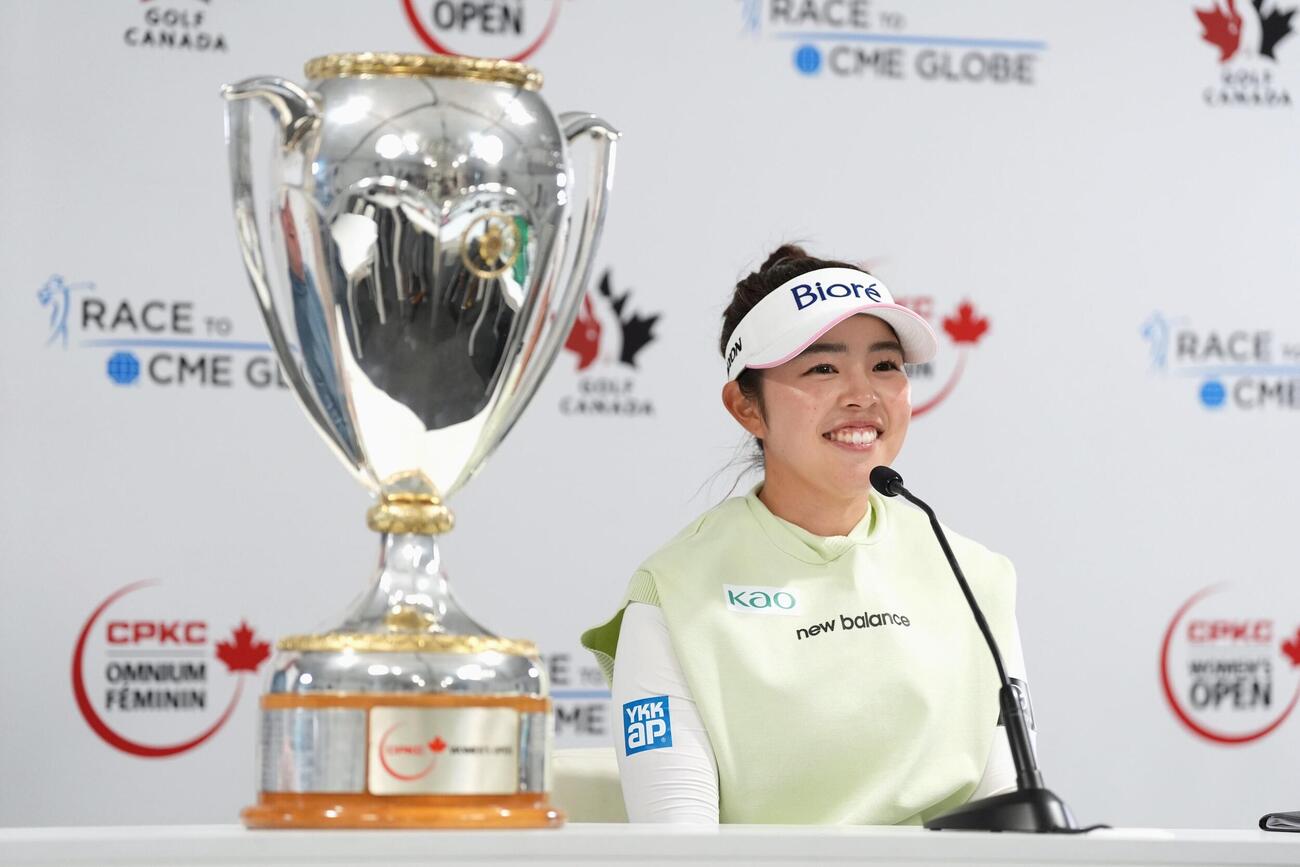 通算23アンダーで優勝し、記者会見で笑顔の山下美夢有＝ロイヤル・メイフェアGC（共同）