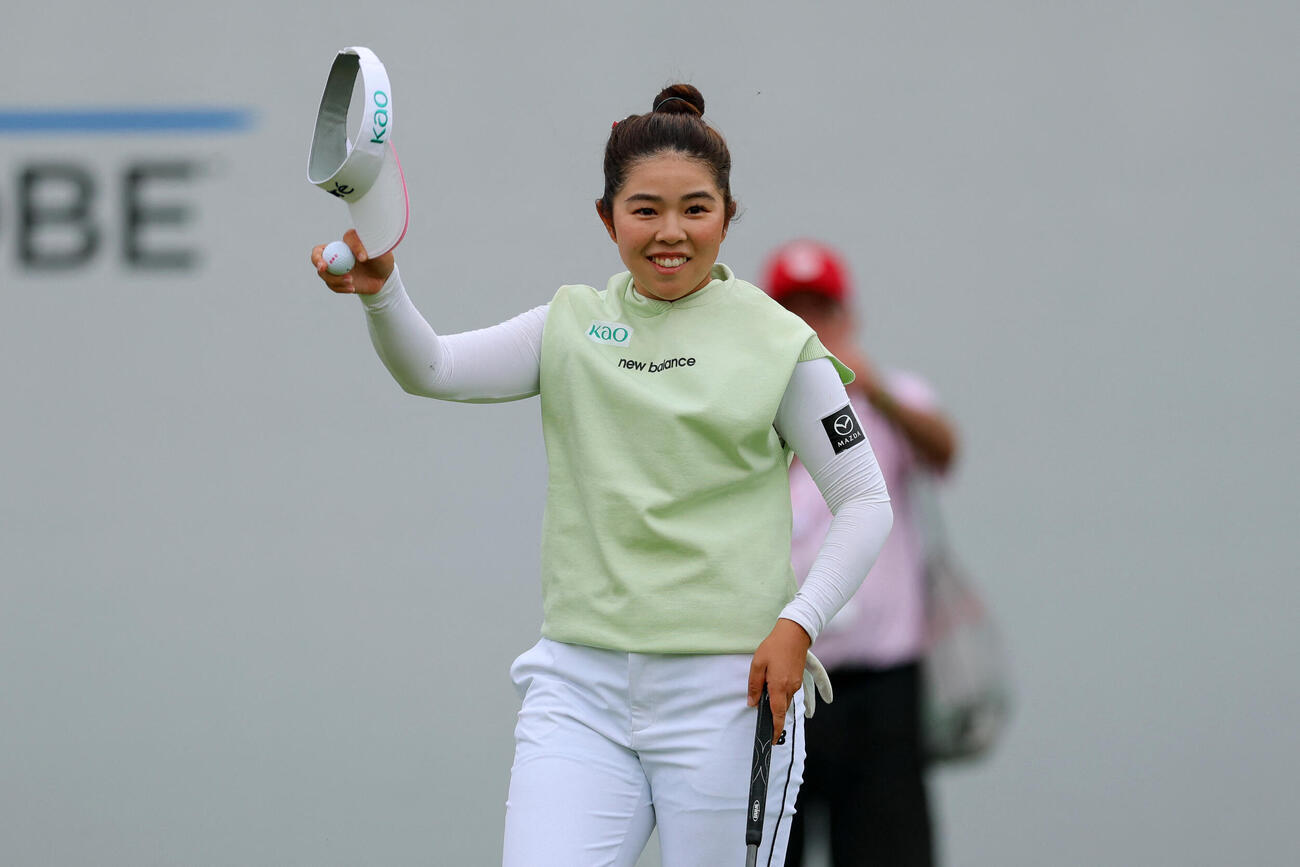 18番グリーンで優勝パットを沈め、喜ぶ山下美夢有（ロイター）