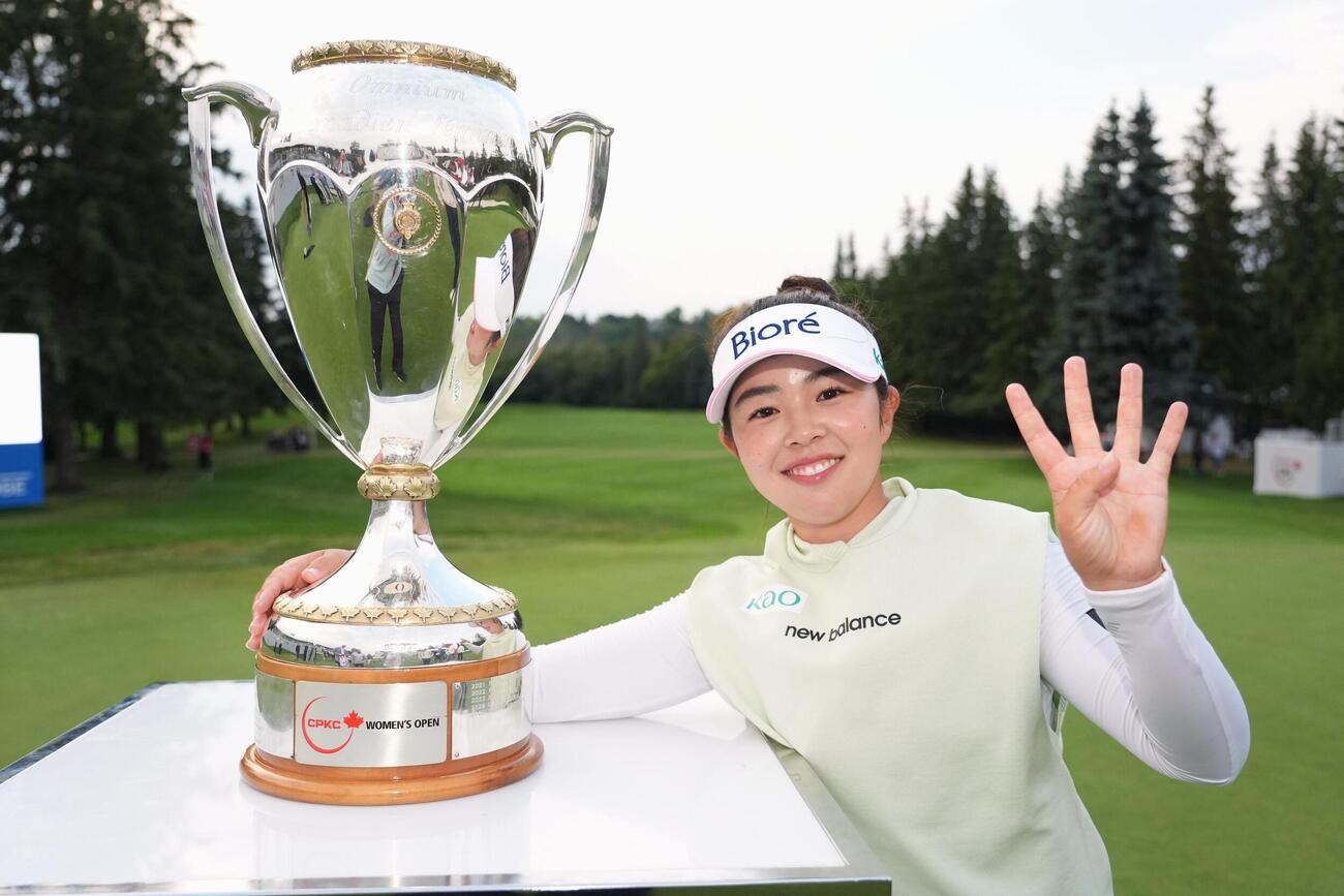 ゴルフのCPKC女子オープンで優勝し、ポーズをとる山下美夢有。今季2勝目、ツアー通算4勝目を挙げた＝23日、カナダ・エドモントンのロイヤル・メイフェアGC（共同）