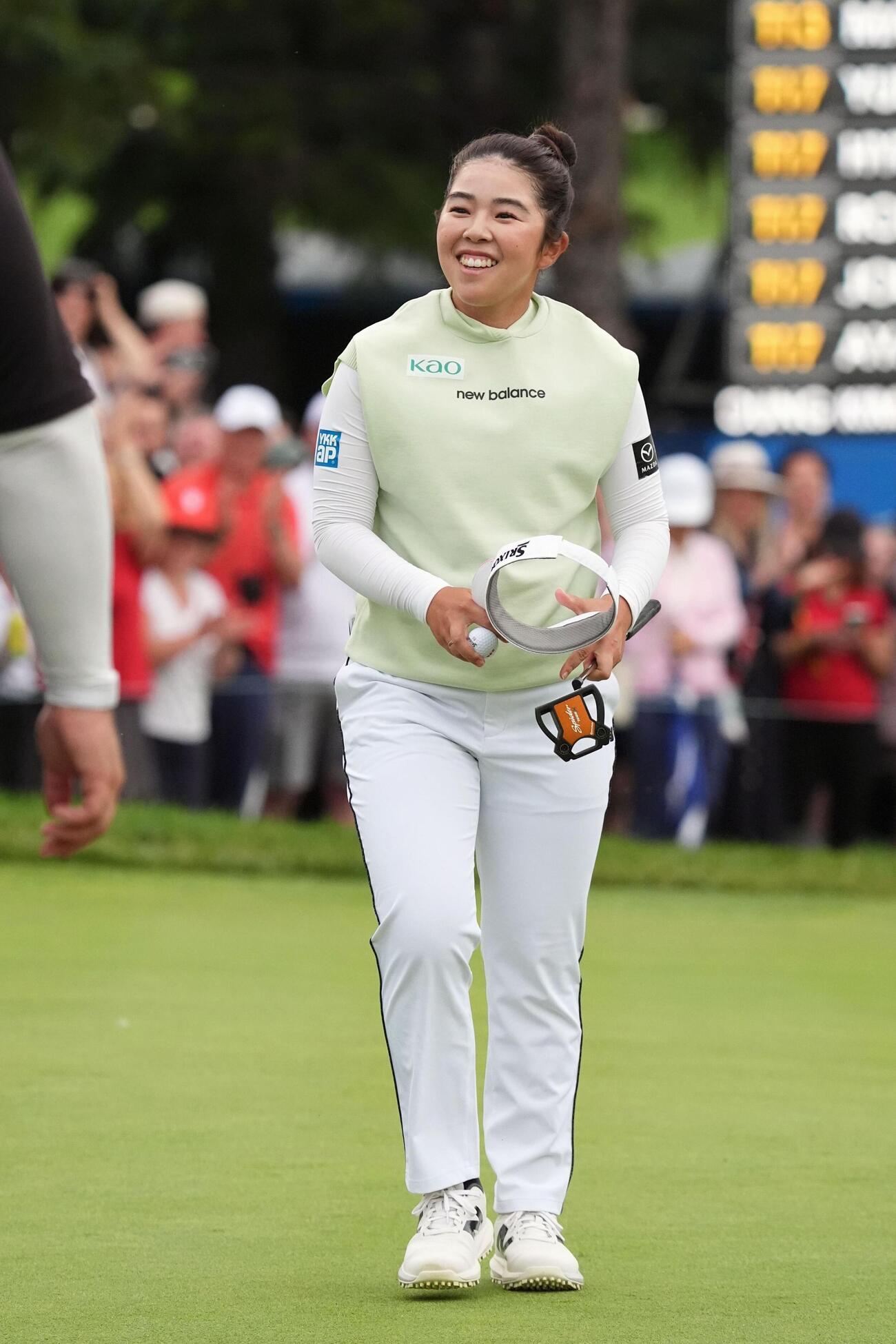 最終ラウンド、ウイニングパットを決め笑顔の山下美夢有。今季2勝目、ツアー通算4勝目を挙げた＝ロイヤル・メイフェアGC（共同）