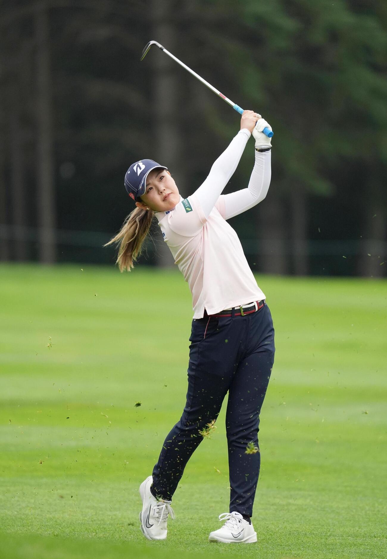 第3ラウンド、通算13アンダーで2位の吉田優利＝ロイヤル・メイフェアGC（共同）
