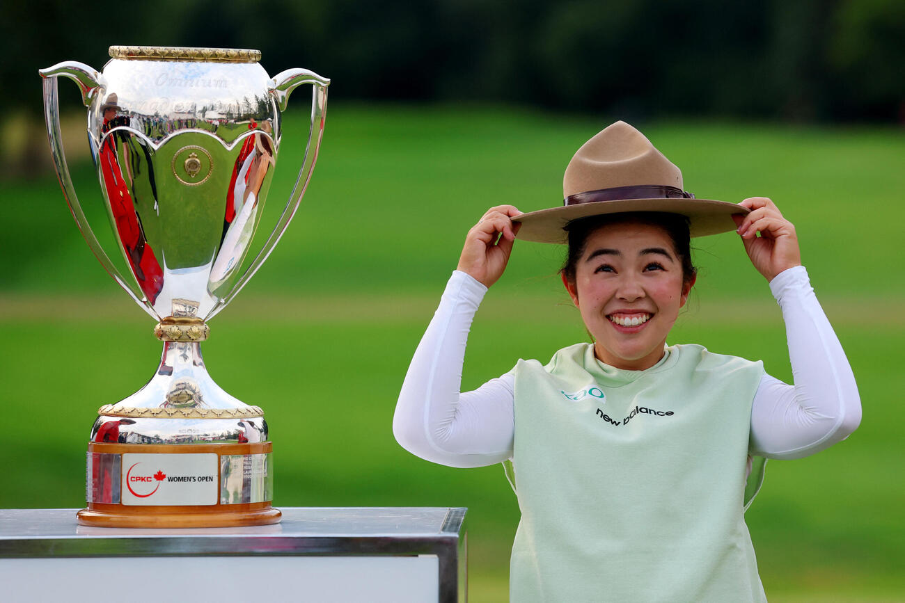 ゴルフのCPKC女子オープンで優勝し、表彰式で笑顔を見せる山下美夢有。今季2勝目、ツアー通算4勝目を挙げた（ロイター）（2026年8月23日撮影）