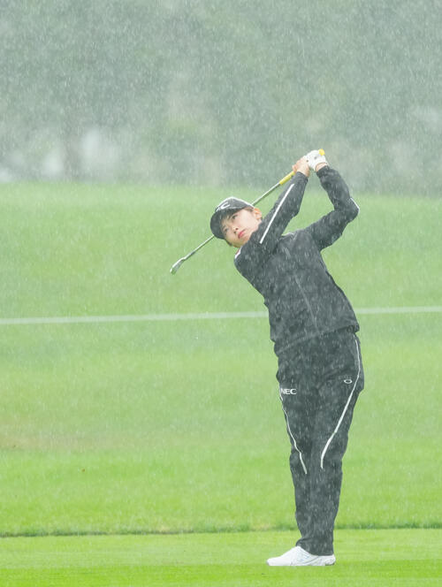 雨が強まる中、セカンドショットを放つ安田祐香（撮影・垰建太）