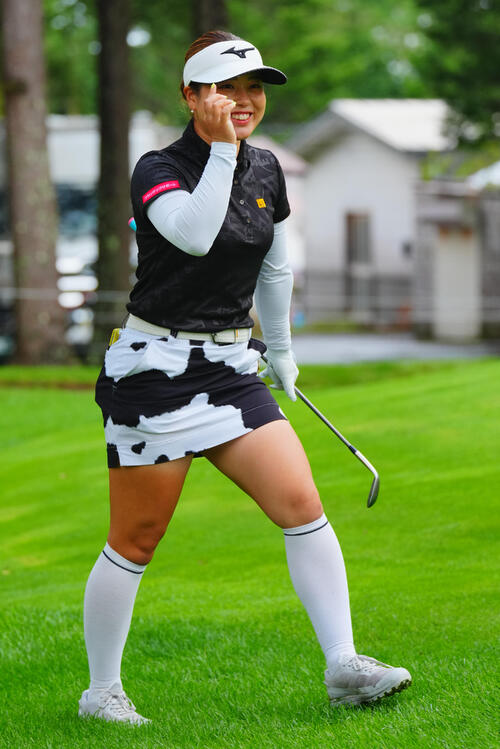 14番、チップインでバーディーを決目笑顔を見せる仲村果乃（撮影・垰建太）
