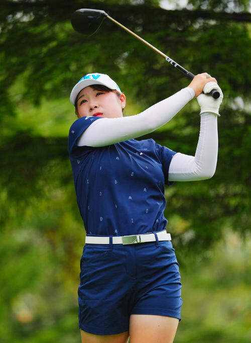 2番、ティーショットを放つ荒木優奈（撮影・垰建太）