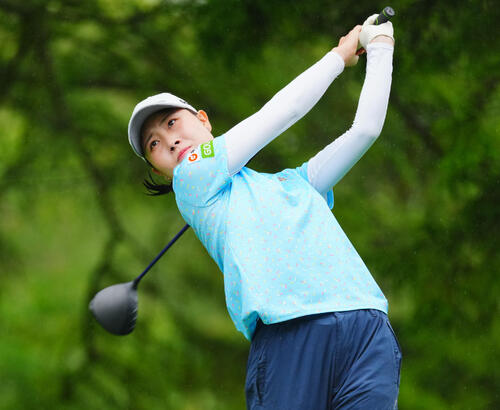 2番、ティーショットを放つ横山珠々奈（撮影・垰建太）