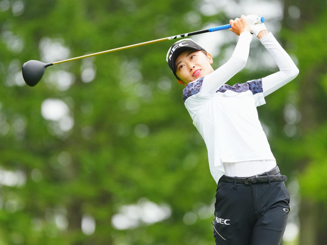 11番、ティーショットを放つ安田祐香（撮影・垰建太）