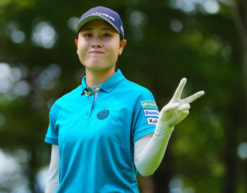 2番、ティーを終え笑顔を見せる横山珠々奈（撮影・垰建太）