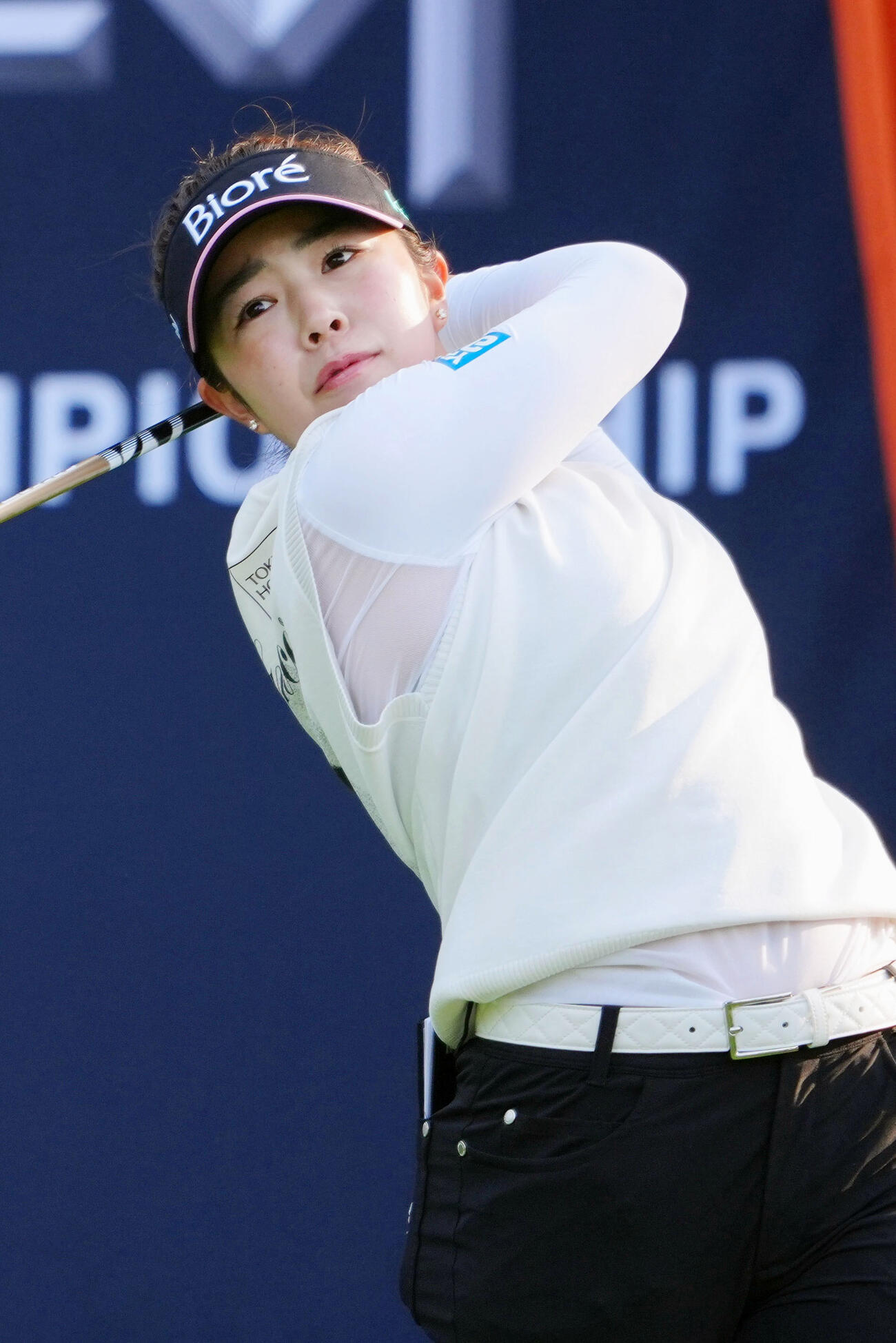 第1ラウンド、1番でティーショットを放つ山下美夢有（共同）