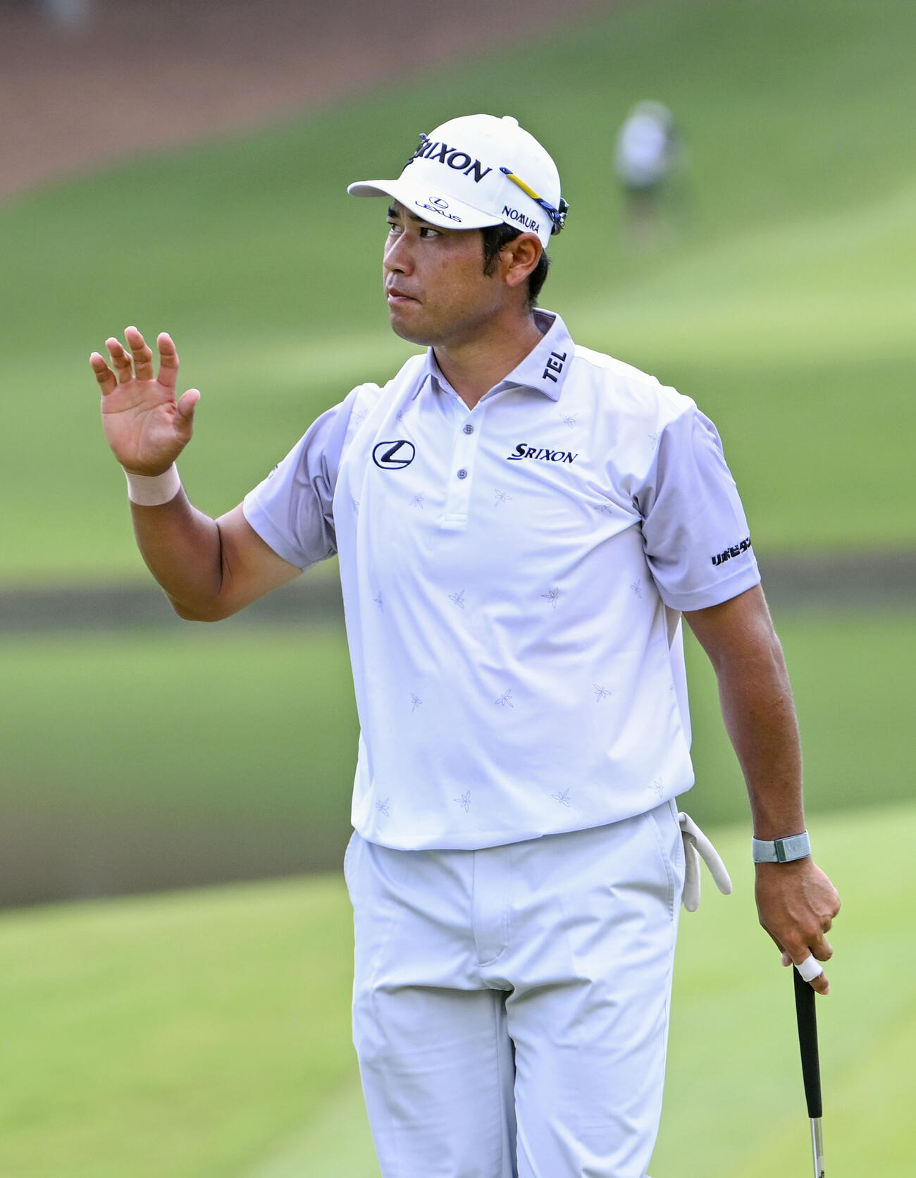 第3ラウンド、18番でバーディーを決め、拍手に応える松山英樹。通算4アンダーで25位（共同）