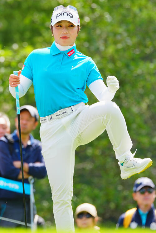 1番、ストレッチする佐久間朱莉（撮影・垰建太）