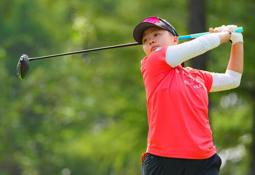 1番、ティーショットを放つ田村萌来美（撮影・垰建太）