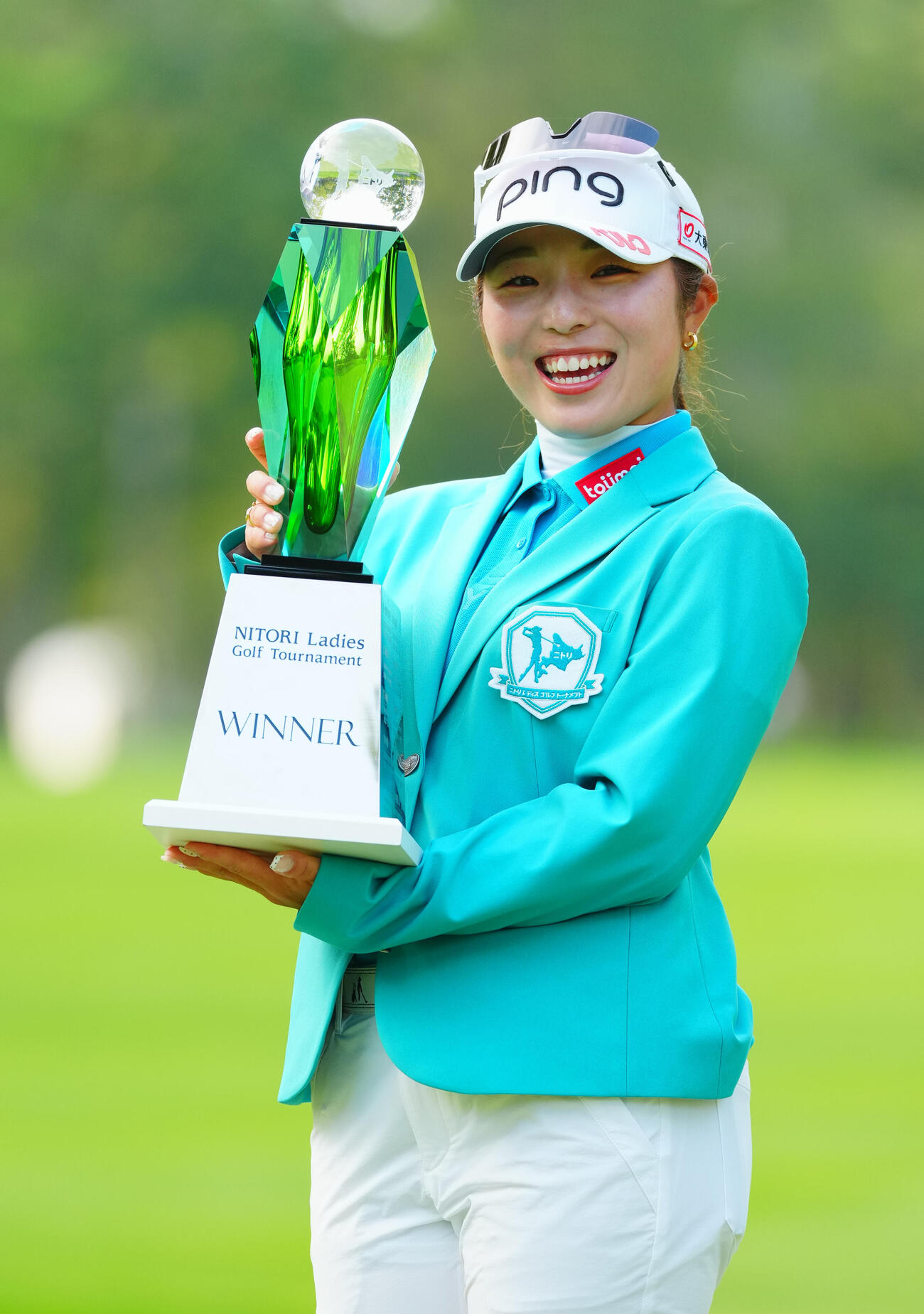 優勝トロフィーを手に笑顔で写真に納まる佐久間朱莉（撮影・垰建太）