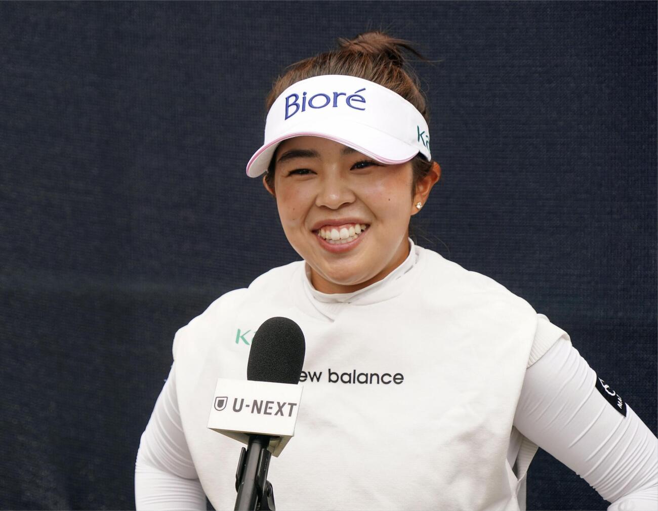最終ラウンドを終え、笑顔で取材に応じる山下美夢有（共同）