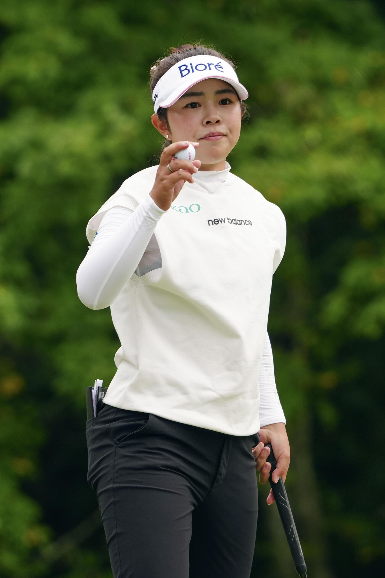 最終ラウンド、18番でバーディーを奪い、ホールアウトする山下美夢有（共同）