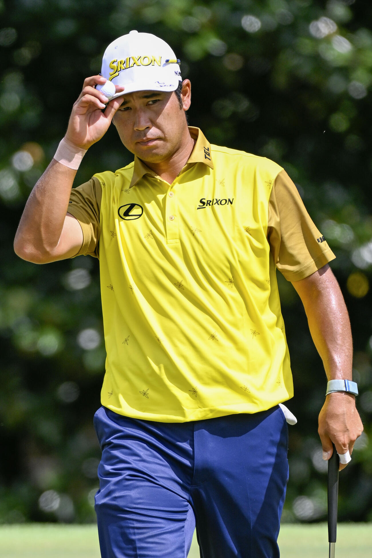 最終ラウンド、2番でバーディーを奪い、拍手に応える松山英樹。通算5アンダーで21位（共同）