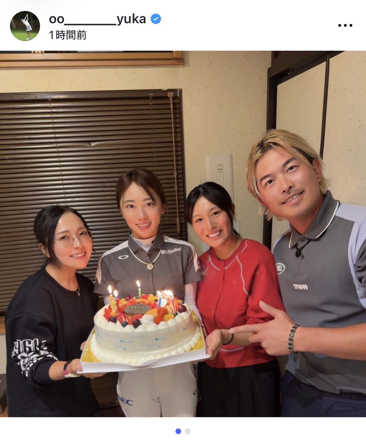 特大ケーキで祝福された安田祐香（左から2人目）